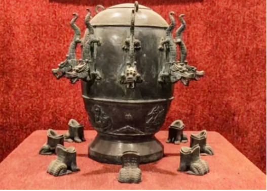 张衡的地动仪上有几条龙？