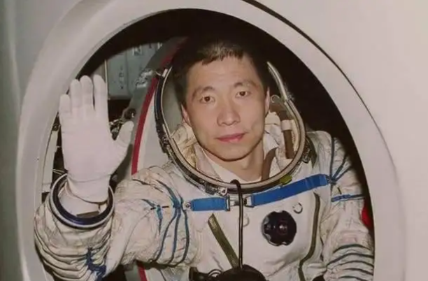 第一个登上月球的中国人是谁