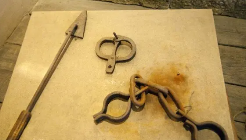 桎梏是什么意思啊