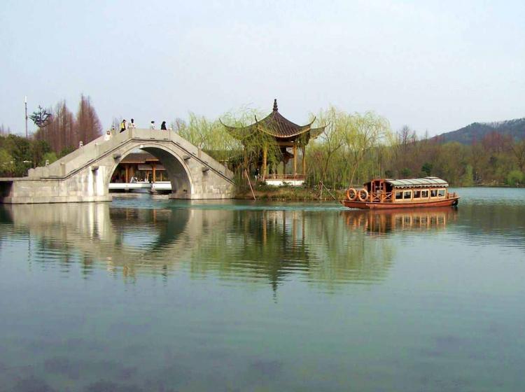 杨公堤是由谁主持修筑而成