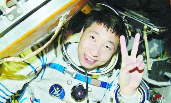 中国第一个登上太空的人是谁