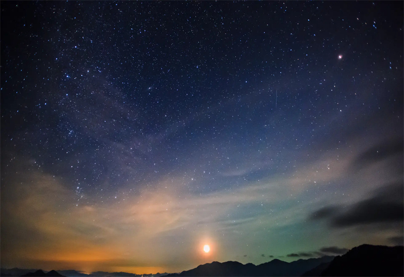 我与春风皆过客 你携秋水揽星河什么意思