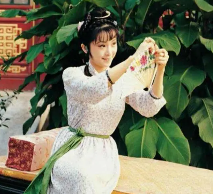 撕扇子作千金一笑的是谁