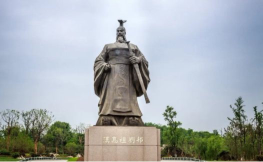 秦始皇和刘邦差多少岁