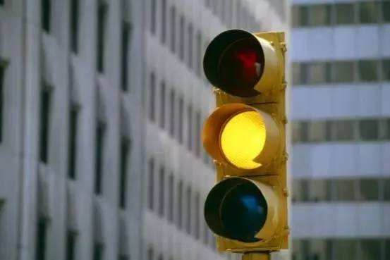 怎么判定是不是闯黄灯