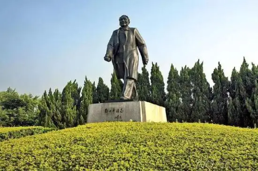 《春天的故事》中的老人指的是谁