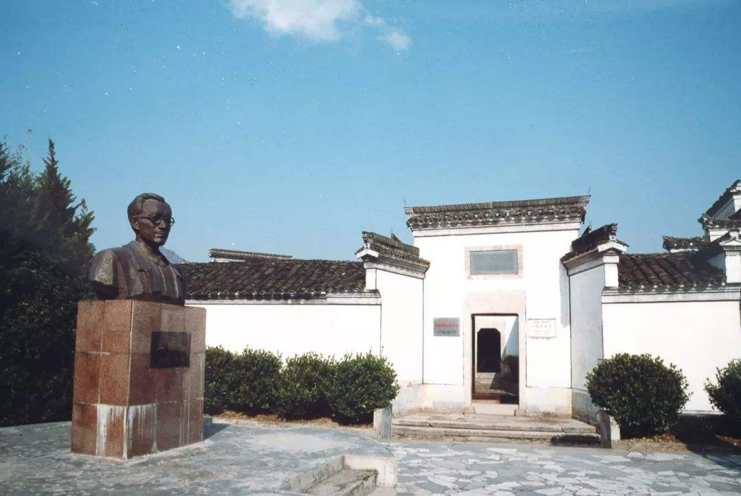 第一个提出毛东泽东思想的人是谁