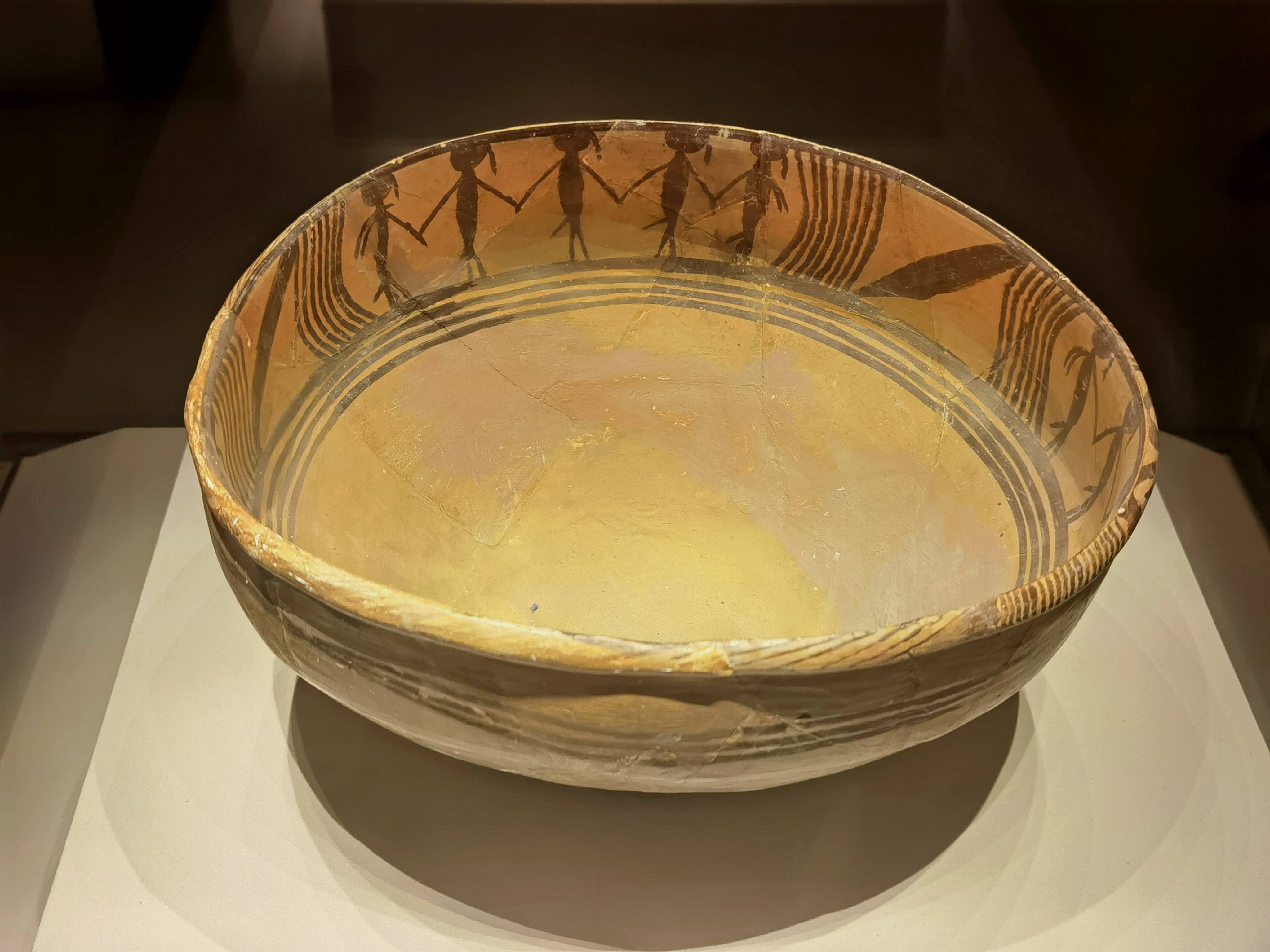 人面鱼纹彩陶盆是什么时期的