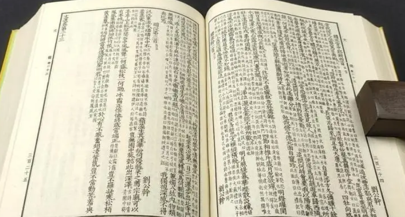 昭明文选是由谁共同编选的