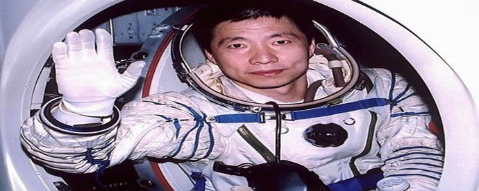 中国第一位进入太空的航天员是谁