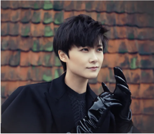 谁在最需要的时候拍着我肩膀出自哪首歌？