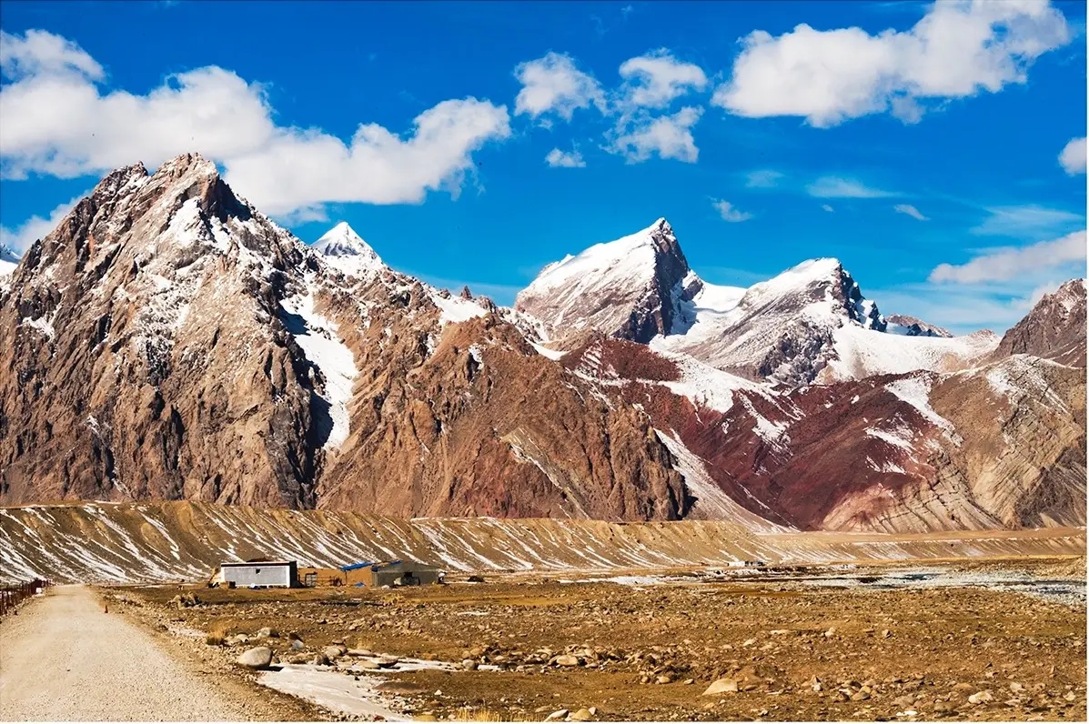 阿富汗和中国接壤的狭长地带叫什么?