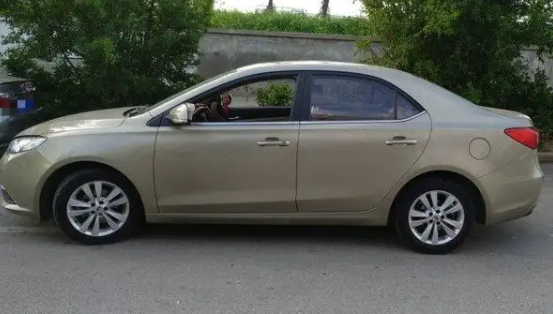 小轿车可以坐几个人