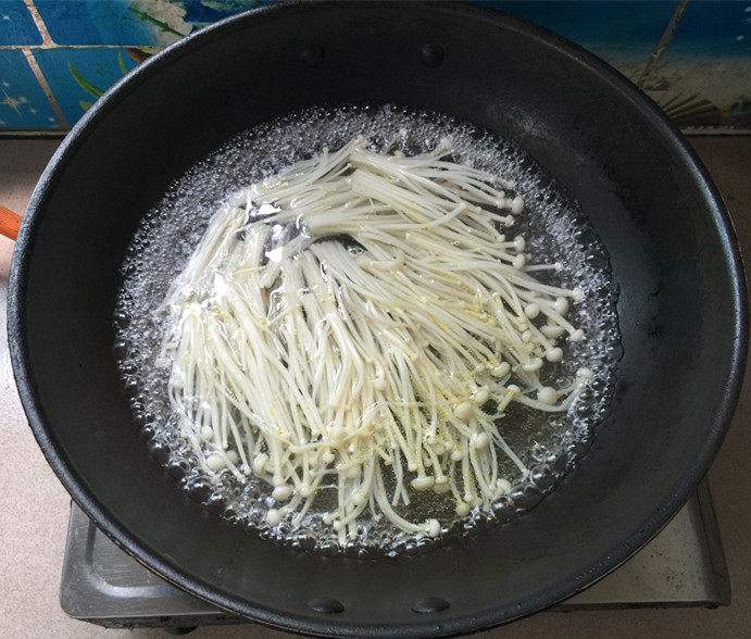 金针菇焯水多长时间熟