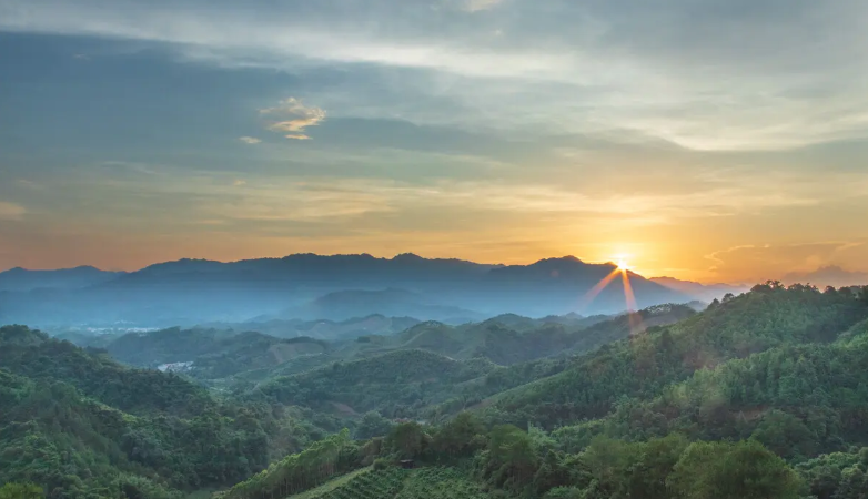 青山绵延千里像什么