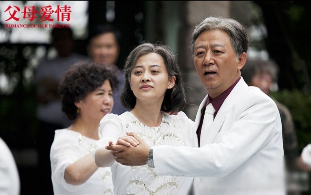 父母爱情中安杰藏的照片的男人是谁