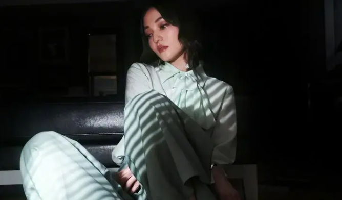 在人间有谁活着不像是一场炼狱歌名