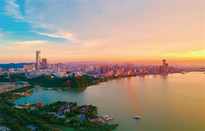 京口瓜洲一水间的京口是哪里
