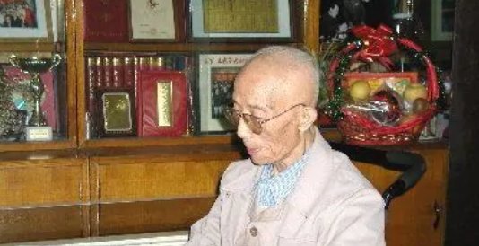 五星红旗迎风飘扬是谁写的