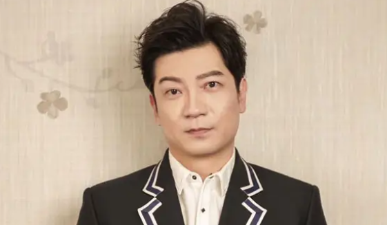 《我站在桥上看风景》金馆长是谁扮演的