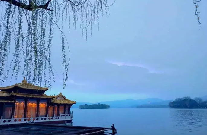 山外青山楼外楼西湖歌舞几时休是什么诗