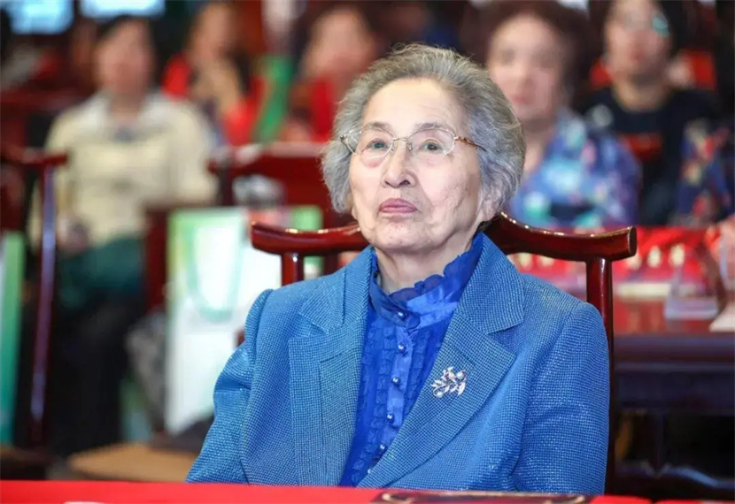 何鲁丽是什么人物