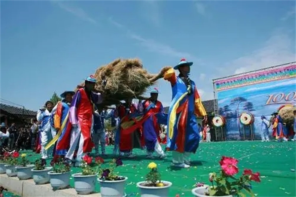 踩地神拔草龙是哪个民族的
