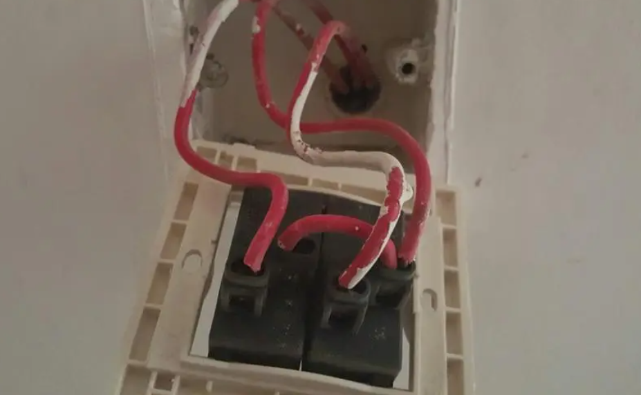 n线是火线还是零线