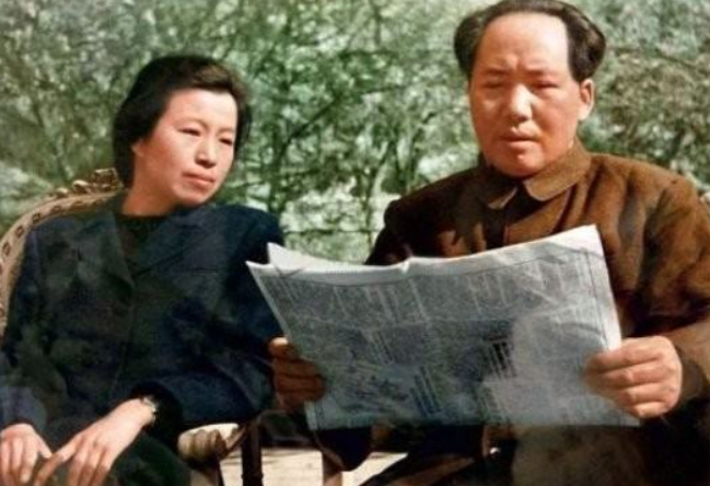 谁亲自到鲁艺给师生们讲演