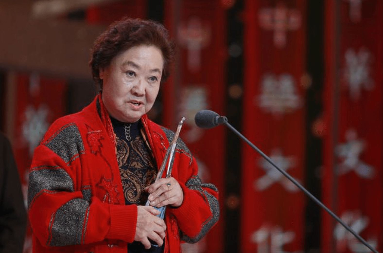 上甘岭插曲我的祖国是谁唱的