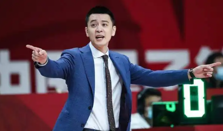 杨鸣比郭艾伦大多少岁