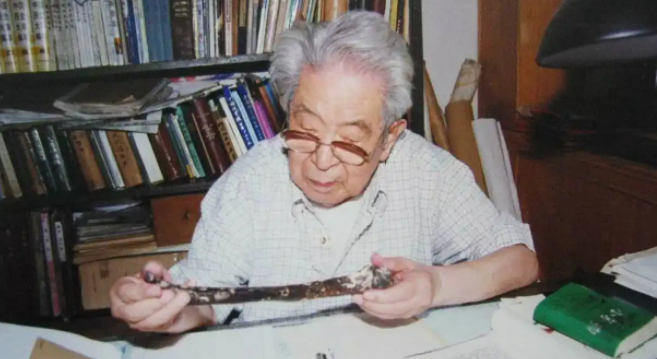 人类起源的演化过程是谁写的