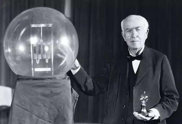 电灯是谁发明的？