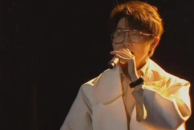 与君初相识插曲是谁唱的