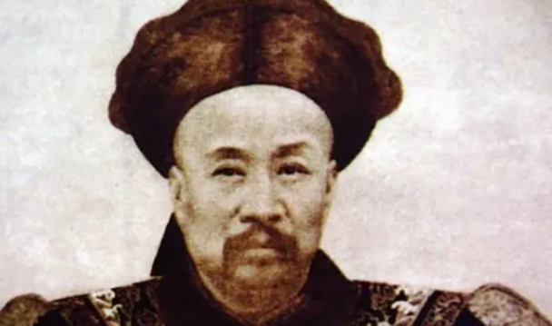 第一个发现甲骨文的人是谁