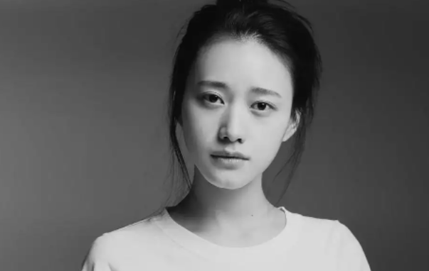 追爱家族董依依谁演的