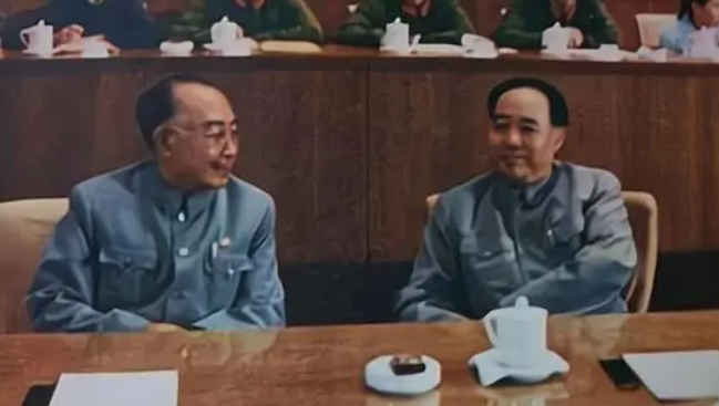 两个凡是是谁提出的