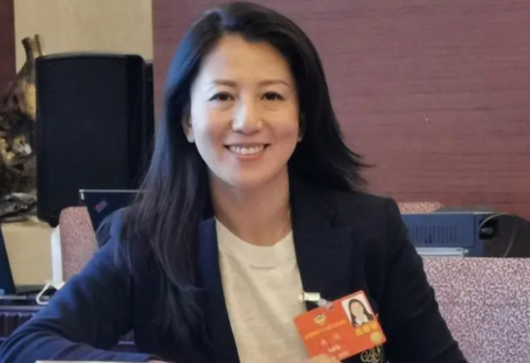 中国冬奥会第一枚奖牌获得者是谁