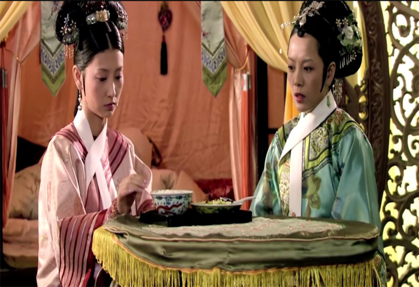 沈眉庄的旗头为什么是斜的啊