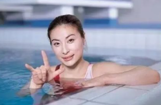 郭晶晶的第一任老公是谁