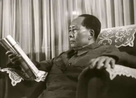 1942年延安文艺座谈会谁到鲁艺