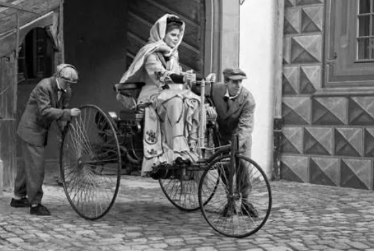 第一辆汽车是谁发明的