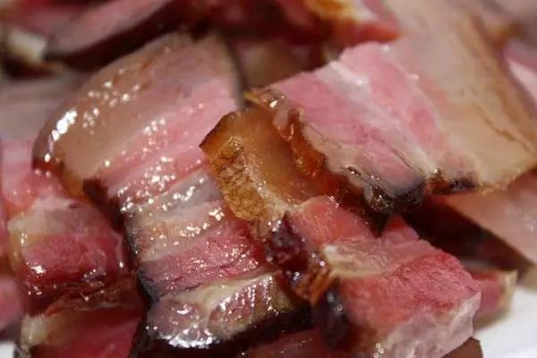 黔江区的特产有哪些？(黔江腊肉)