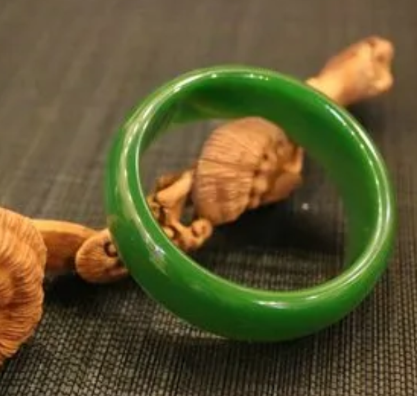 碧玉几天浇一次水 春夏秋冬各不同