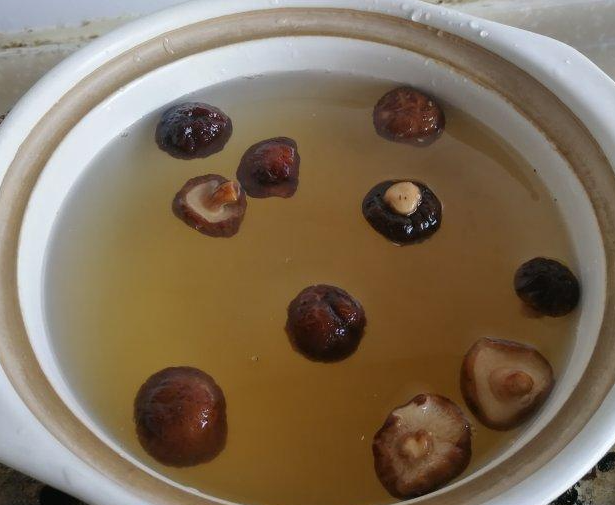 泡香菇的水可以浇花吗