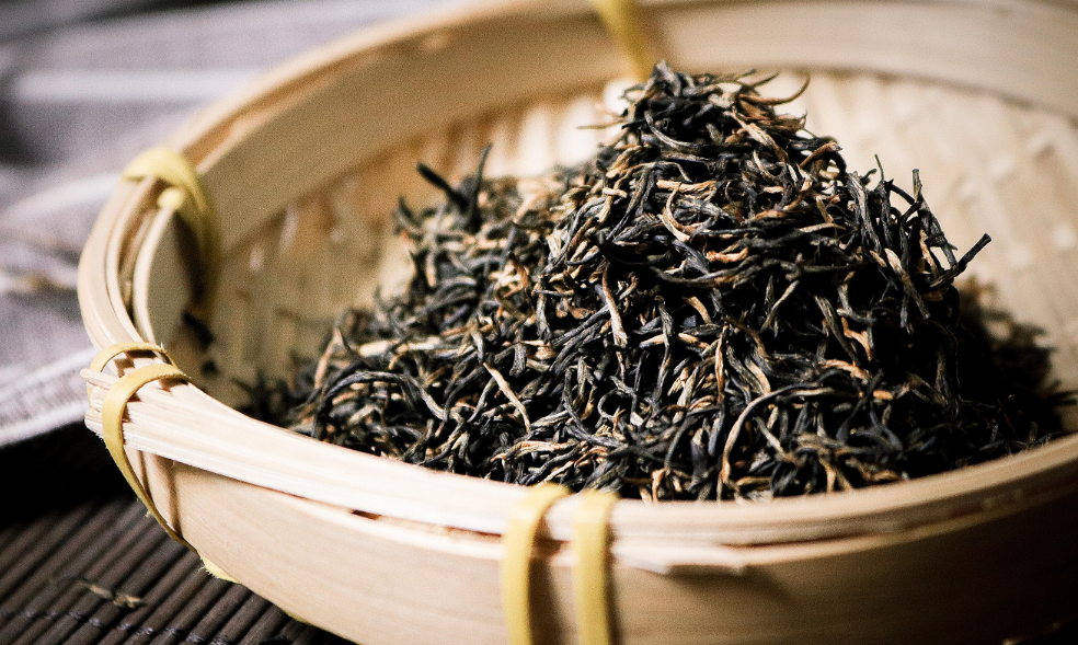 过期的茶叶能不能放在土里养花