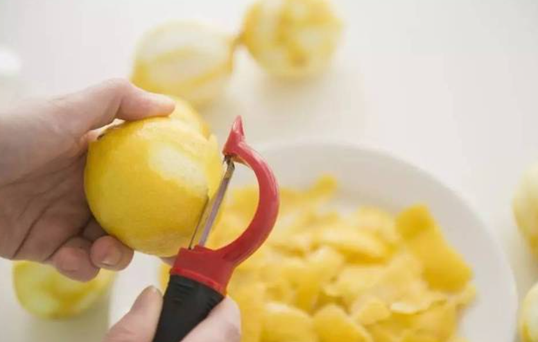 柠檬皮泡水浇花