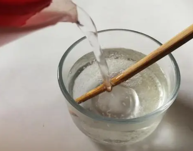 花的水里面放糖还是放盐