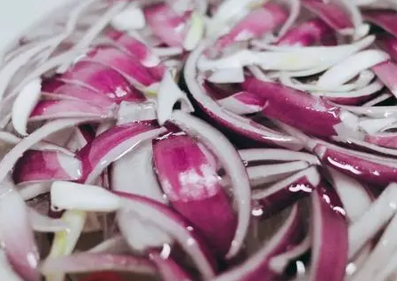 洋葱水浇花的正确方法