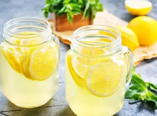 泡过柠檬的水可以浇花吗